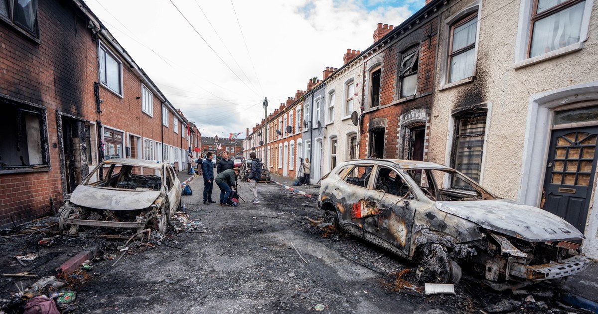 41 de români afectați de violențele din Belfast, sprijiniți de MAE să se întoarcă în țară