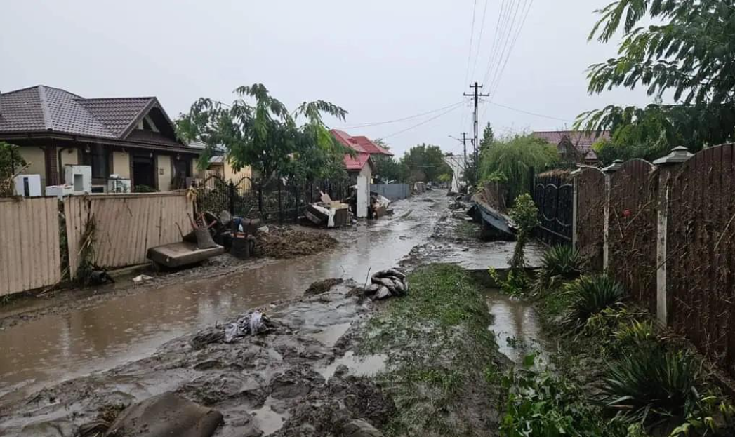 80 de persoane evacuate în Vrancea din cauza inundațiilor. Râul a ieșit din matcă în Bocșa