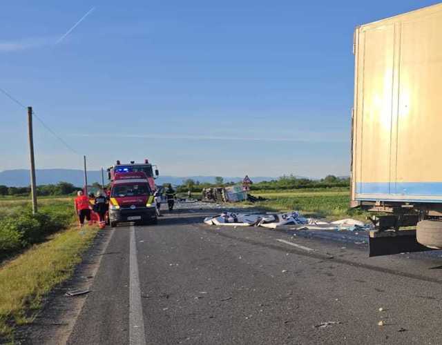 Accident grav pe DN 6 în Caraș-Severin: un mort și doi răniți după ciocnirea a două TIR-uri