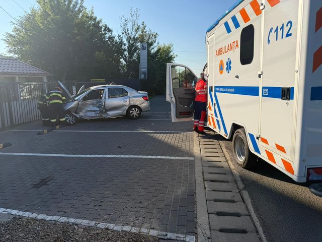 Accident la Hârlău: ambulanță cu copil implicată, șofer rănit