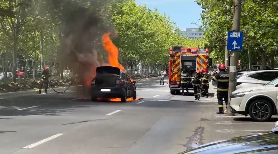 Accident rutier în Sectorul 3: un Logan a luat foc, mamă și două fetițe evacuate