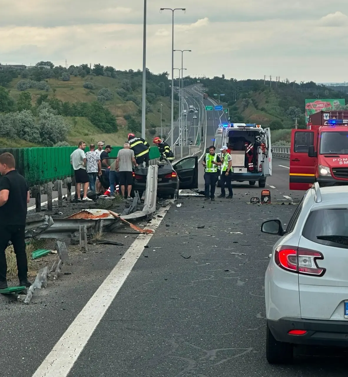 Accident violent pe Autostrada A2: o femeie și un copil de 2 ani, răniți grav