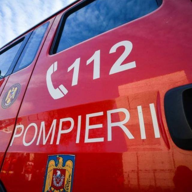 Acoperiș smuls de vânt în Târgoviște: o persoană rănită, transportată la spital conștientă
