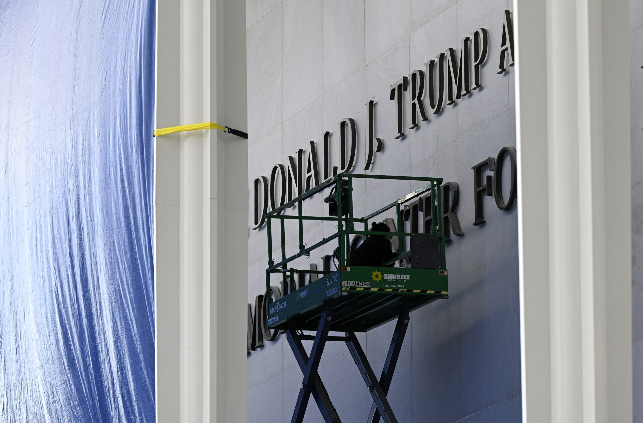Administrația Trump contestă în instanță eliminarea numelui său de pe Kennedy Center