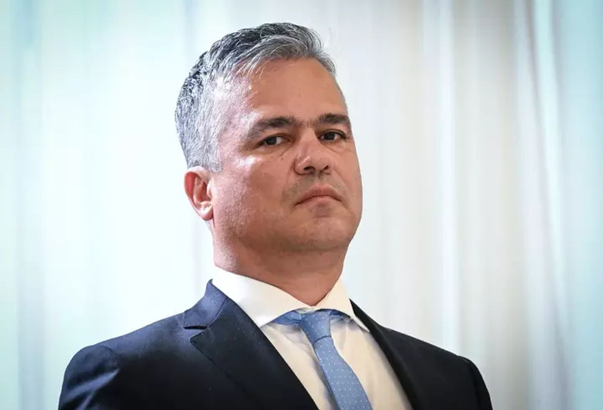 Adrian Veștea a depus la Parlament lista miniștrilor și programul de guvernare; PNL se delimitează de noul Executiv