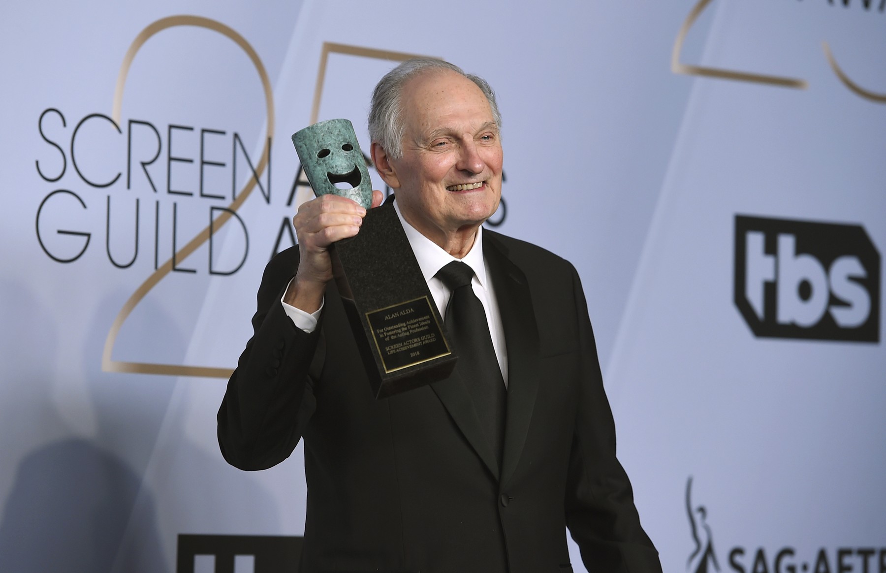 Alan Alda spune că rolul din M*A*S*H* l-a făcut să trăiască „cu folos”: oamenii au devenit medici datorită serialului