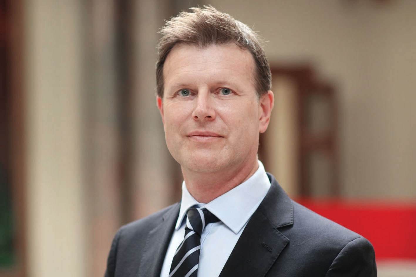 Ambasadorul UK: Industria auto, model pentru cooperarea în apărare România-Marea Britanie