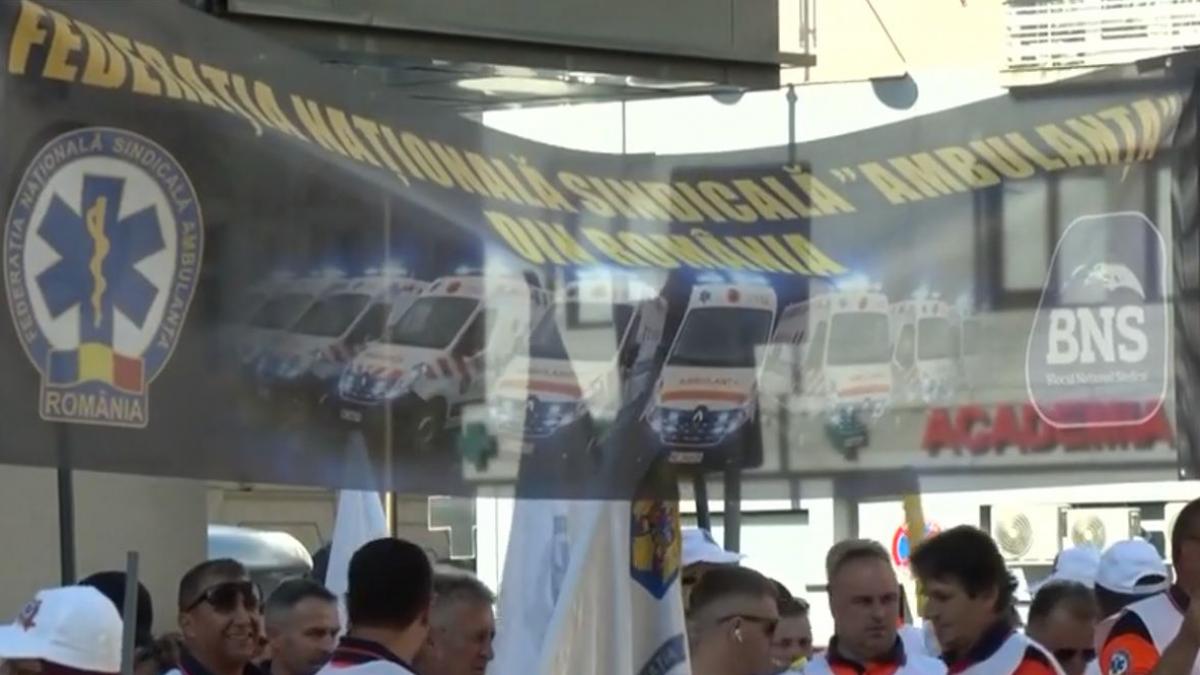 Ambulanțierii protestează la Ministerul Sănătății față de noua lege a salarizării. Medicii legiști suspendă activitatea pentru 2 ore