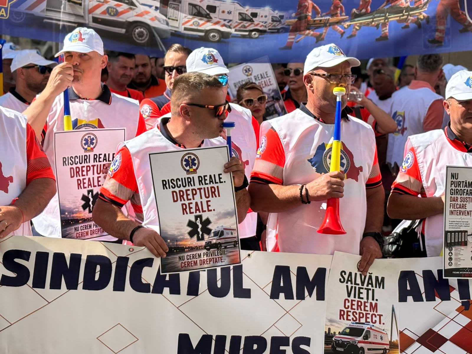 Ambulanțierii protestează la Ministerul Sănătății împotriva tăierii sporurilor