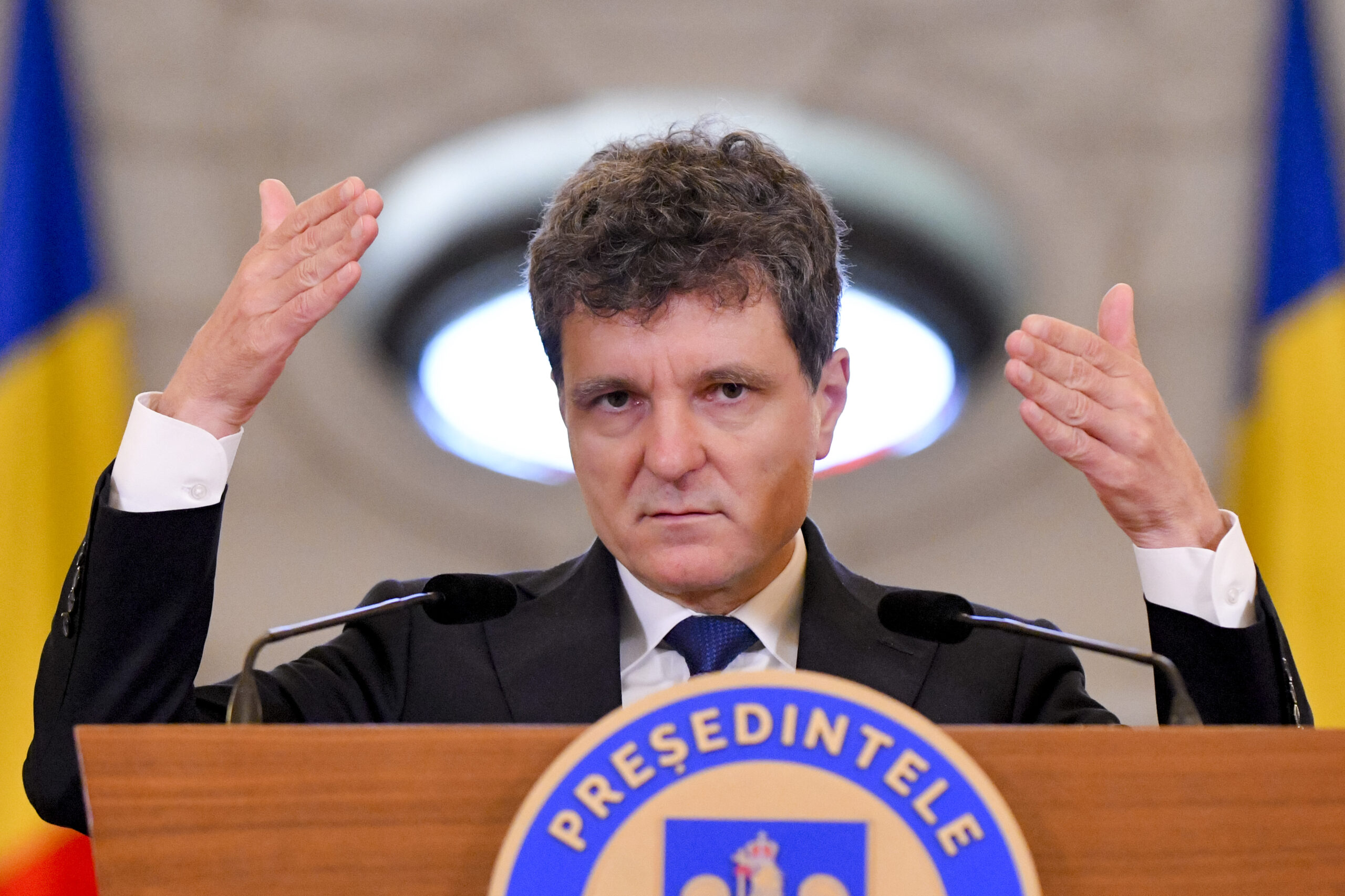 Analiștii avertizează: România se îndreaptă spre un regim prezidențial, cu Nicușor Dan și Eugen Tomac la conducere