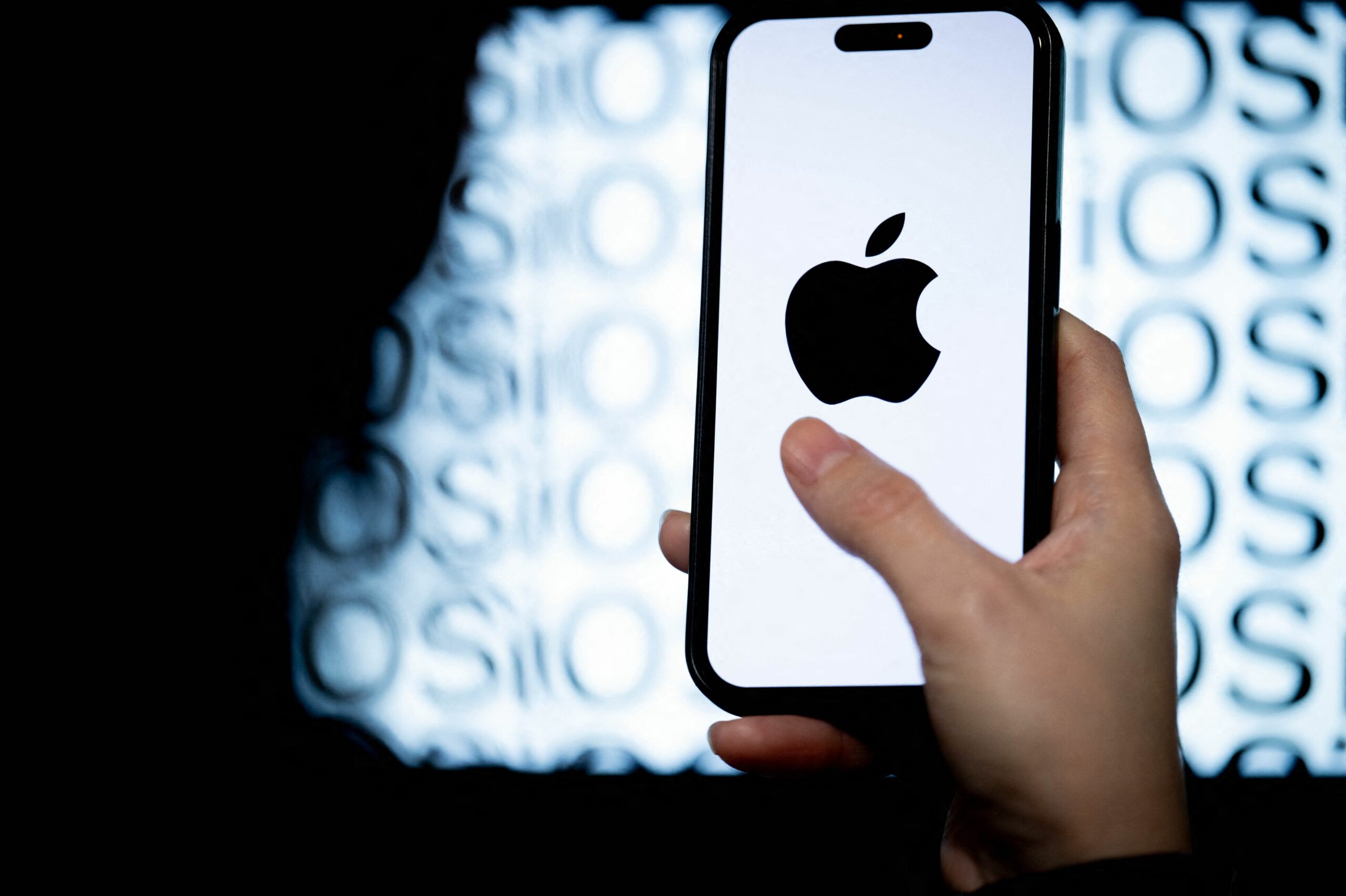 Apple va majora prețurile din cauza creșterii costurilor cipurilor de memorie, anunță Tim Cook