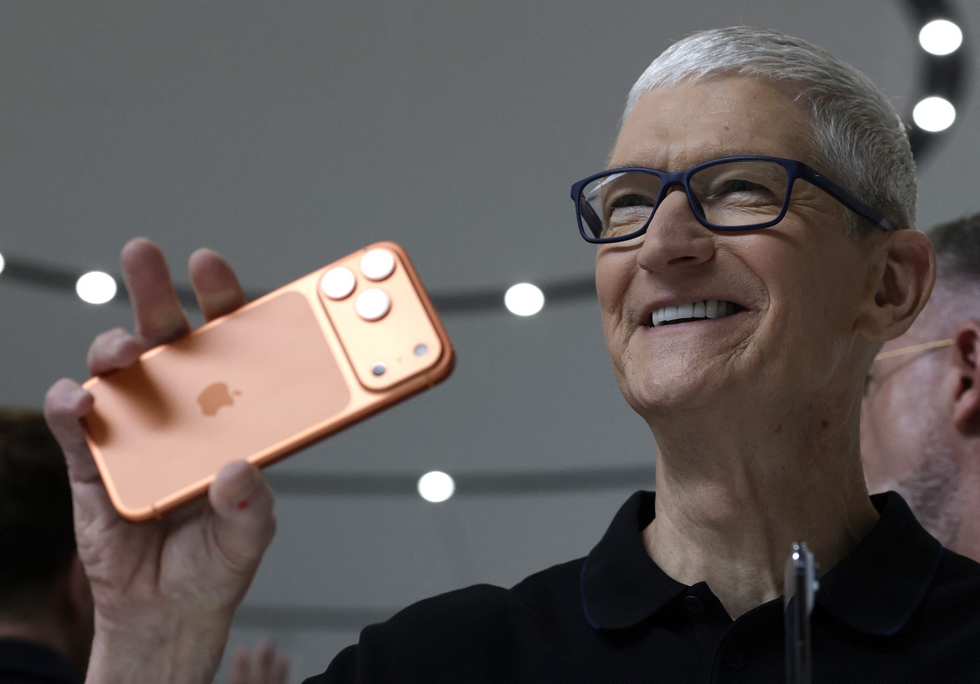 Apple va scumpi iPhone-urile din cauza costurilor cu cipurile de memorie, anunță Tim Cook