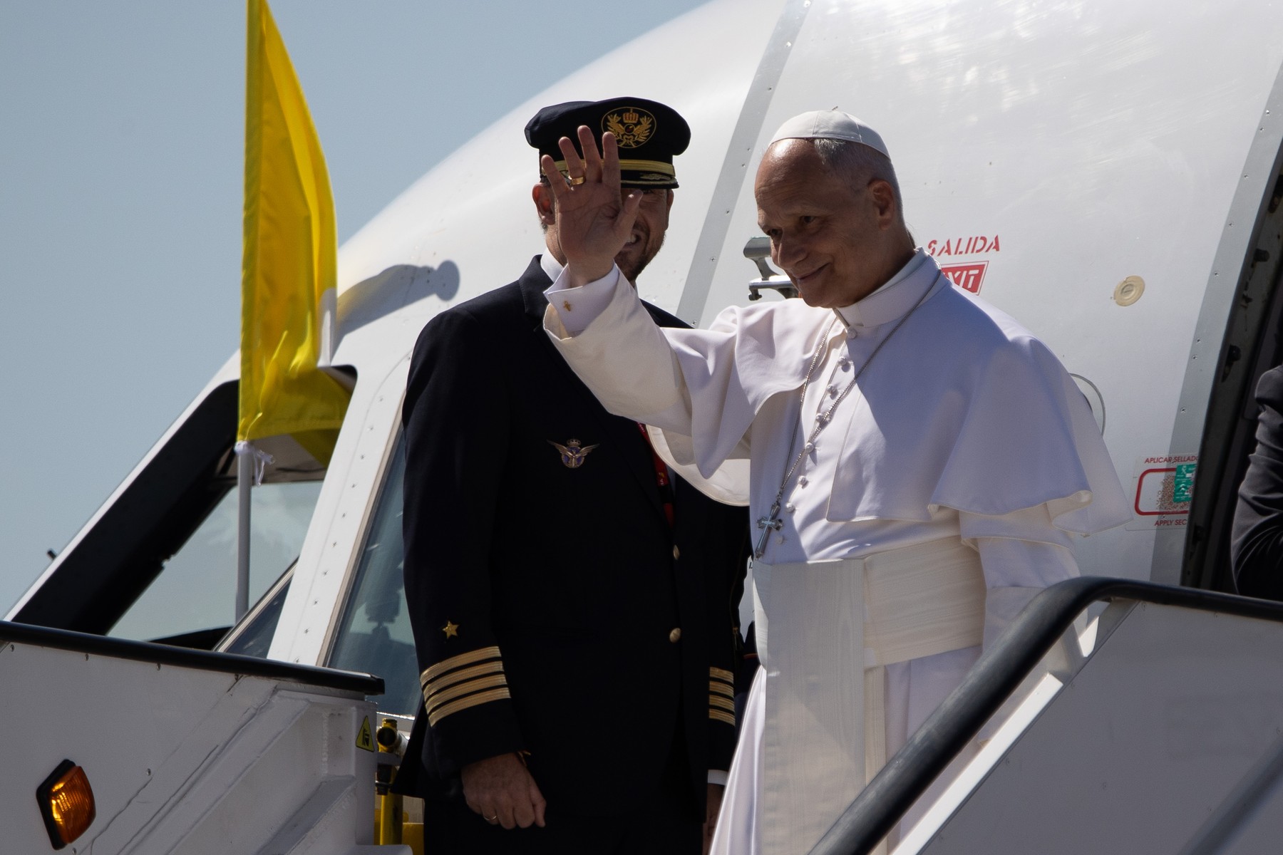 Avionul papei Leon, blocat pe pistă în Spania din cauza unei probleme tehnice. Regele Felipe i-a oferit avionul privat