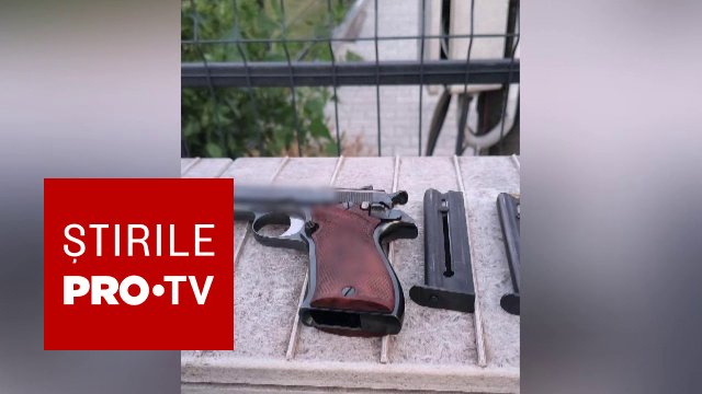 Bărbat din Prahova reținut după ce polițiștii au găsit un pistol și muniție în mașina sa, la un control de rutină