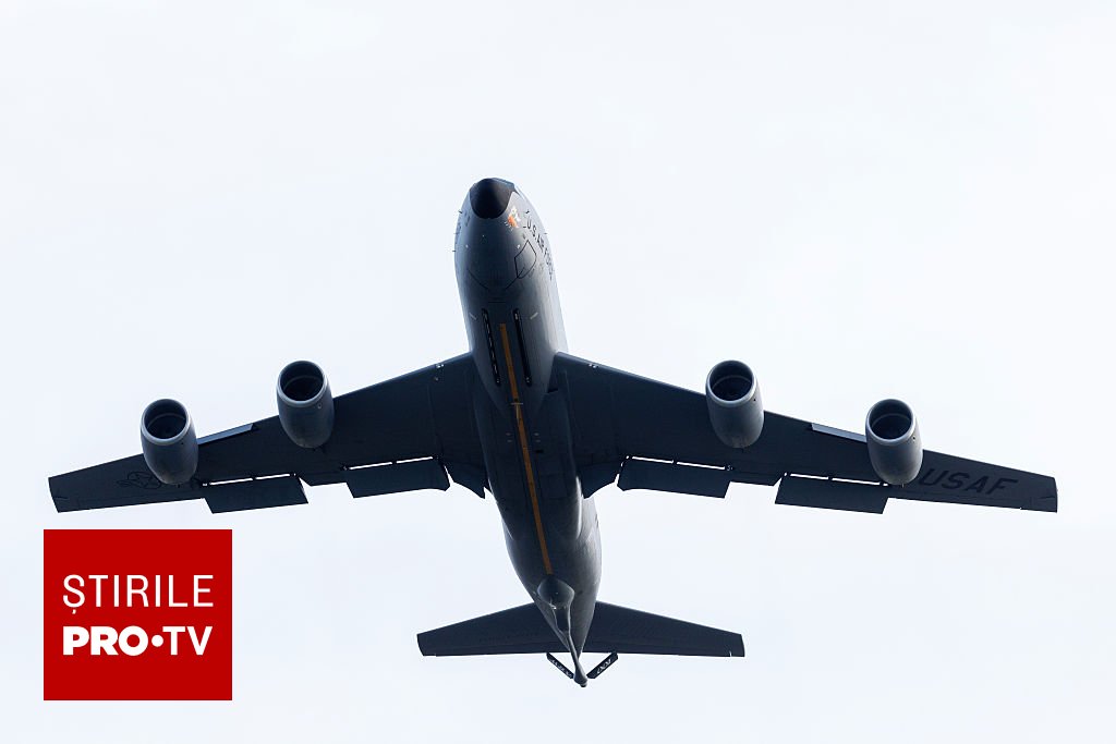 Biletele de avion rămân scumpe chiar dacă prețul petrolului scade după acordul SUA-Iran