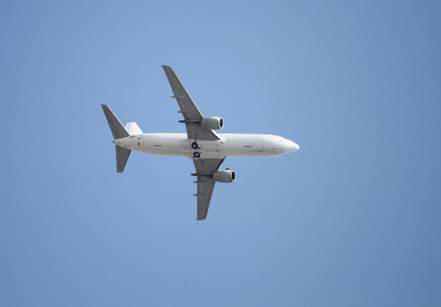 Biletele de avion rămân scumpe în ciuda scăderii prețului combustibilului