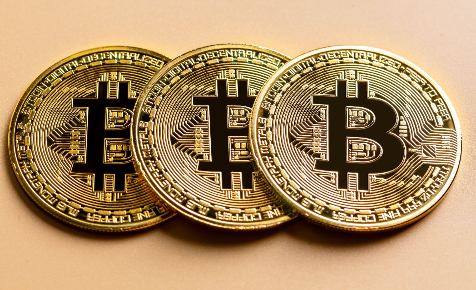Bitcoin pierde jumătate din valoare și se stabilizează la 60.000 de dolari