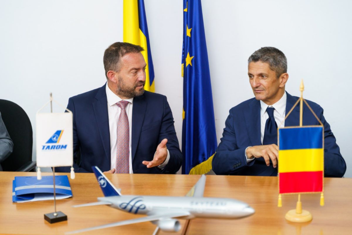 Boeing 737 MAX TAROM va purta numele „Mircea Lucescu”. Răzvan Lucescu: „Un omagiu primit cu emoție”