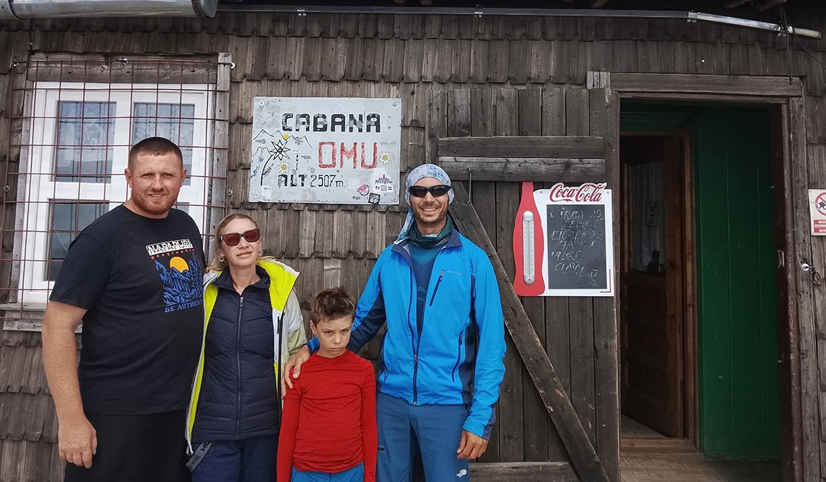 Cabana Omu s-a redeschis. Un fost bucătar de iaht în Saint-Tropez gătește acum ciorbă de fasole la 2.505 m altitudine
