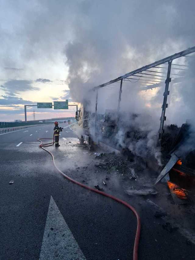 Camion în flăcări pe A10, în Cluj: două canistre cu benzină au alimentat incendiul