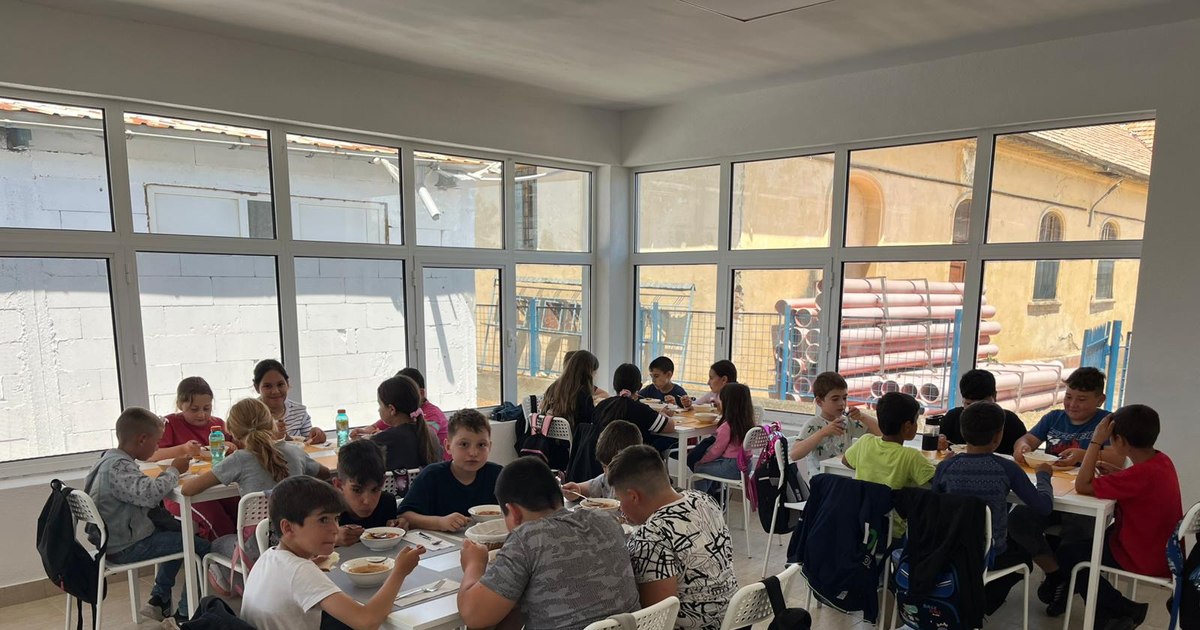 Cantină socială pentru 120 de copii săraci, într-o comună din Dolj. Bucătăreasa face voluntariat