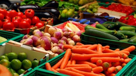 Carrefour elimină complet importurile pentru roșii, cireșe, vinete și ardei gras, aprovizionându-se exclusiv din surse românești