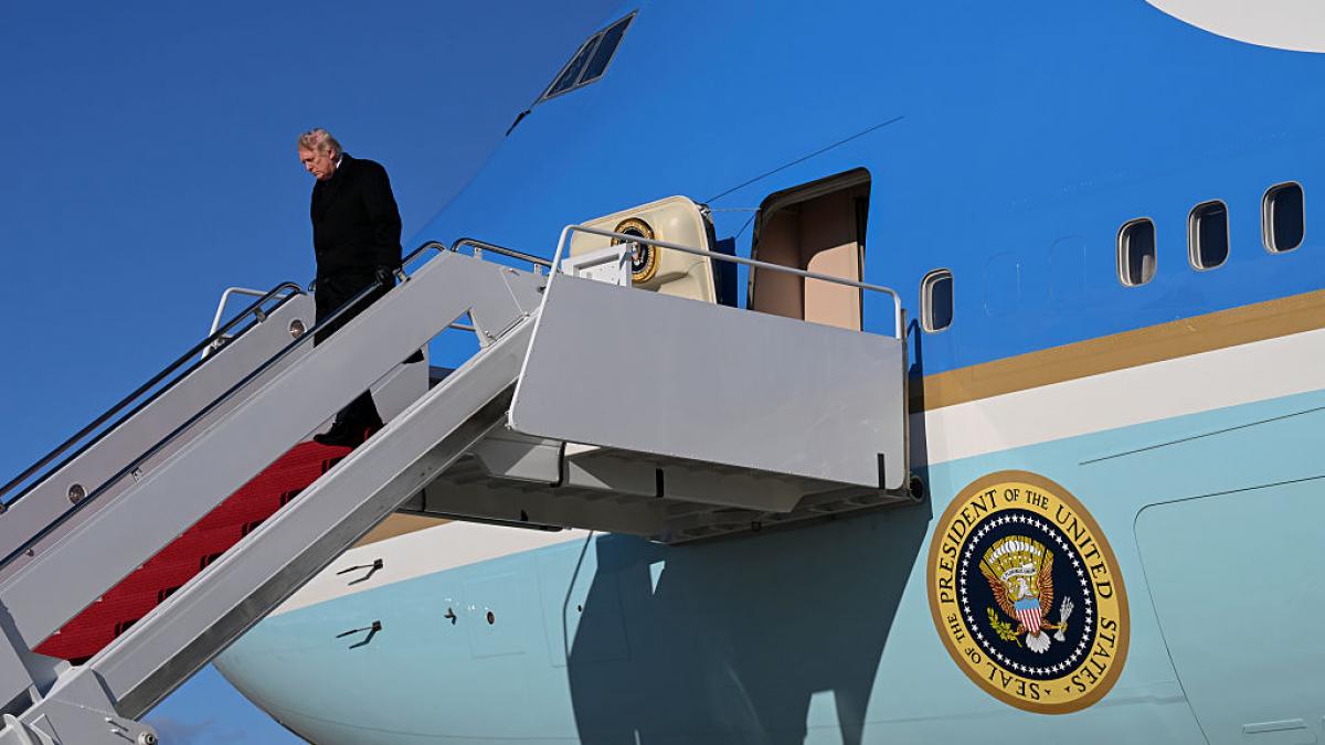 Casa Albă își ia rămas-bun de la vechile Air Force One, după 35 de ani. Avionul donat de Qatar, aproape de livrare