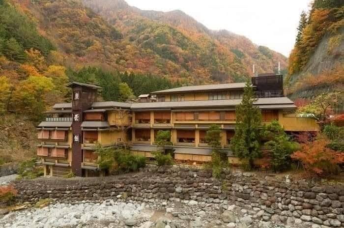 Cel mai vechi hotel din lume, deschis de 1.300 de ani în Japonia, administrat de aceeași familie de 52 de generații
