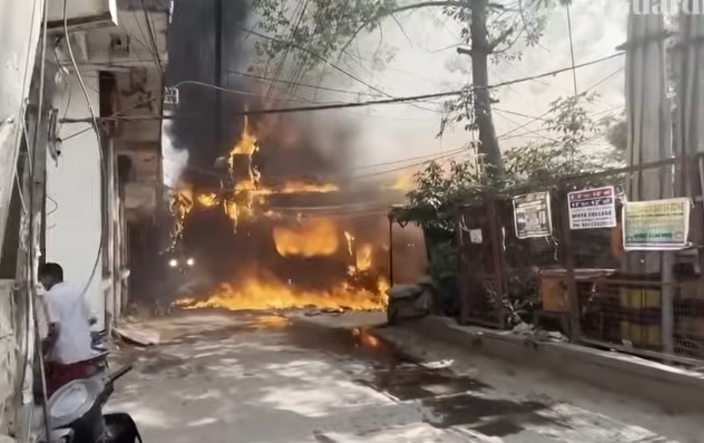 Cel puțin 21 de turiști, majoritatea străini, morți într-un incendiu la un hotel din New Delhi