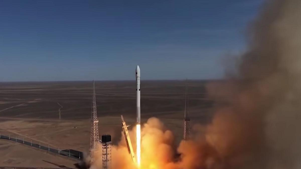 China a lansat racheta Long March-12B fără avertismente de siguranță, marcând o nouă eră în plasarea sateliților pe orbită