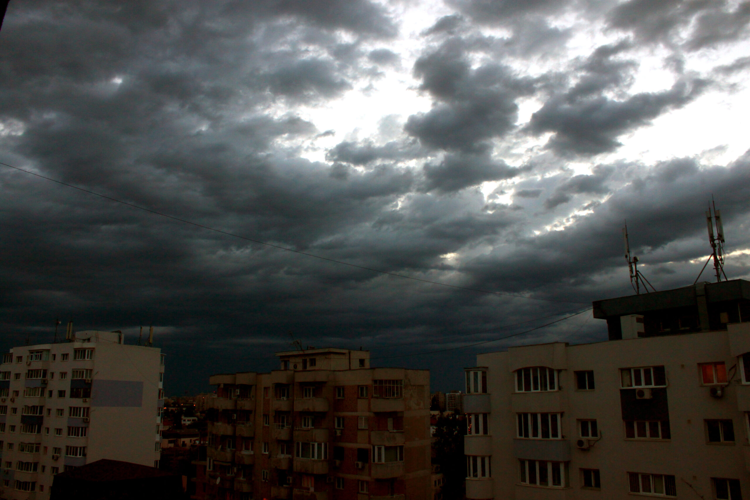 Cod portocaliu de furtuni în Arad și Timiș: averse torențiale, vijelii și grindină până la 07:20