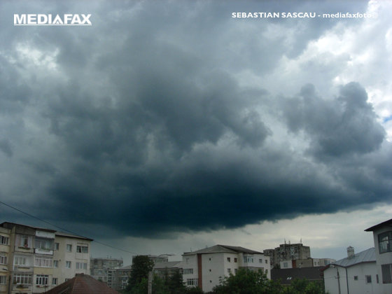 Cod roșu de caniculă în București: temperaturi de până la 39 de grade, urmate de vijelii și grindină