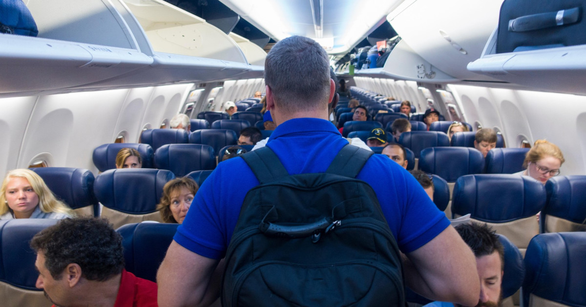 Companiile aeriene iau în calcul încuierea compartimentelor de bagaje pentru siguranța evacuărilor