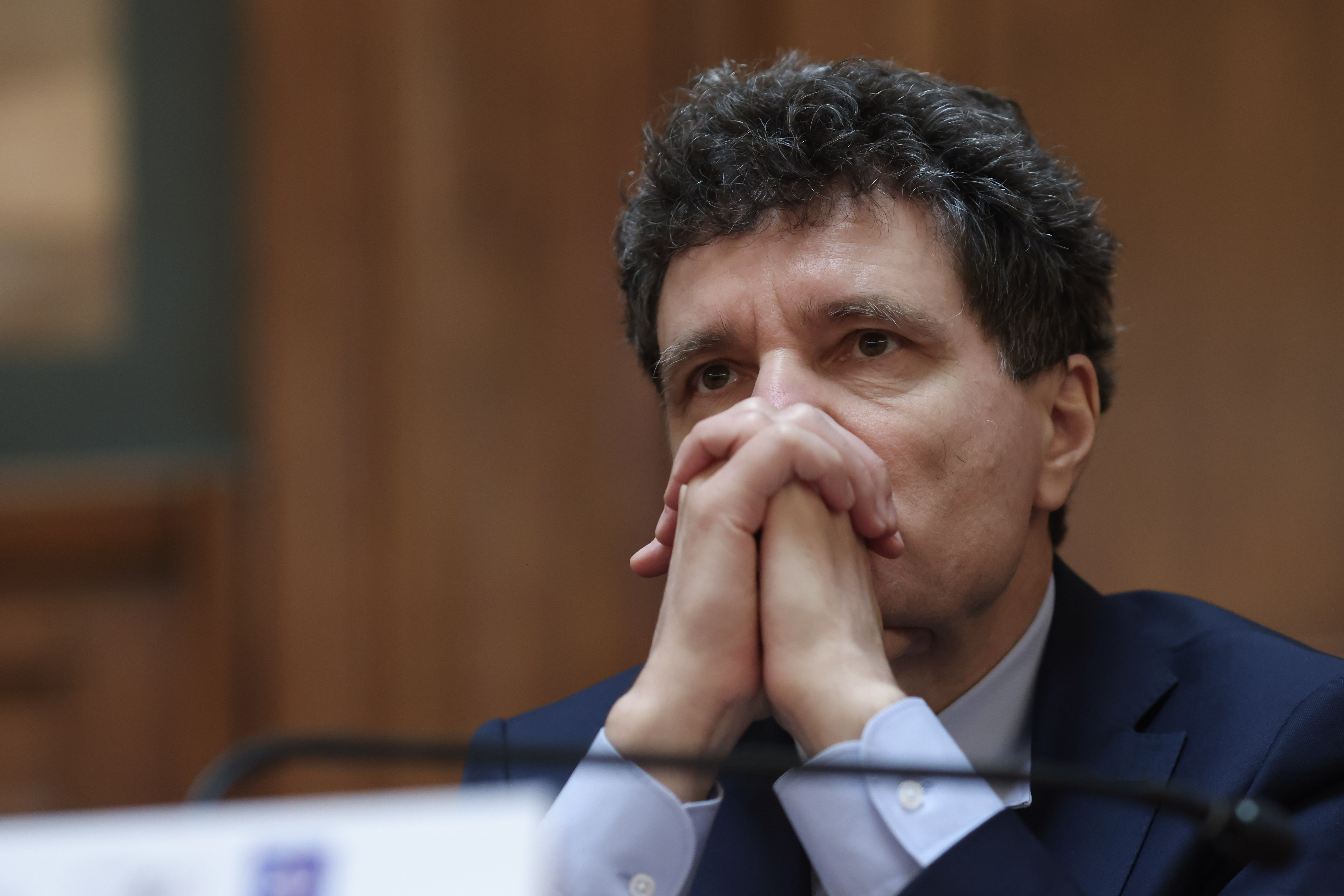 Conflict de interese uriaș în cazul premierului desemnat Adrian Veștea, relevă o investigație Snoop