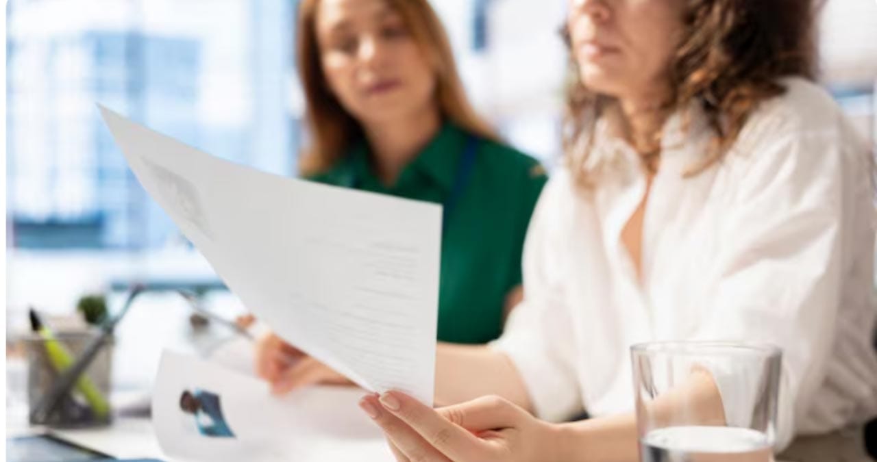 Contract pe perioadă determinată vs. nedeterminată: diferențe care îți influențează salariul și drepturile