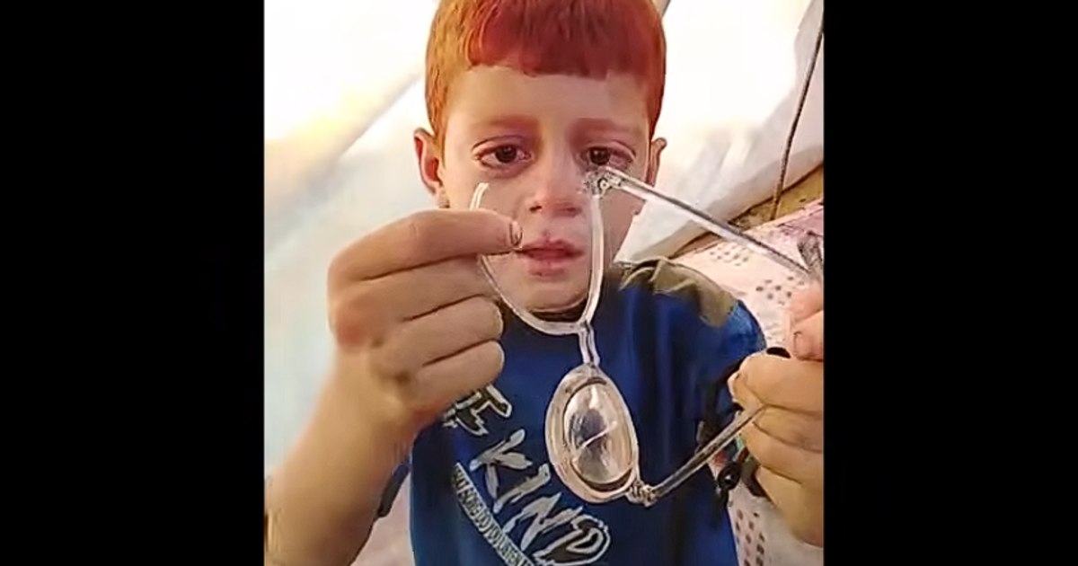 Copil din Gaza, cu probleme severe de vedere, plânge după ce ochelarii i s-au spart. A primit o pereche nouă, dar are nevoie de operație