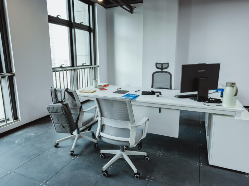 Cum influențează curățenia productivitatea la birou: concentrare, sănătate și imagine profesională