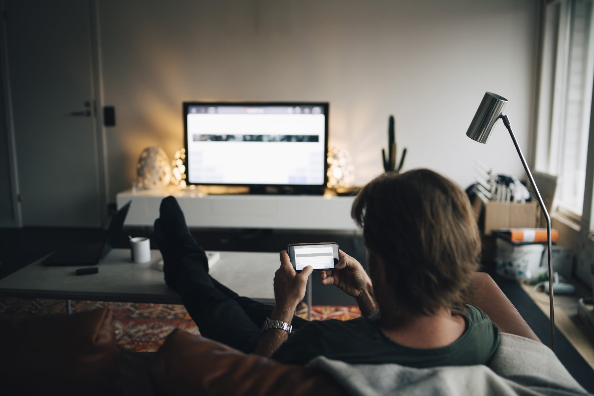 De ce nu te relaxezi când stai pe telefon în timp ce te uiți la seriale. Efectele asupra ochilor și somnului