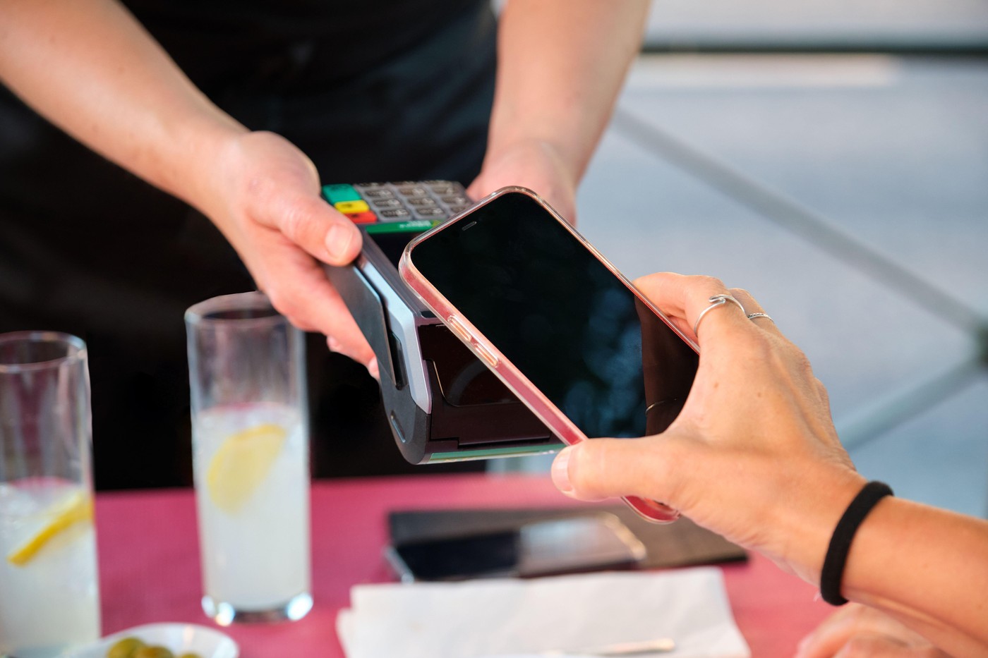 De ce ospătarii preferă bacșișul cash, deși plata cu cardul domină în restaurantele din România