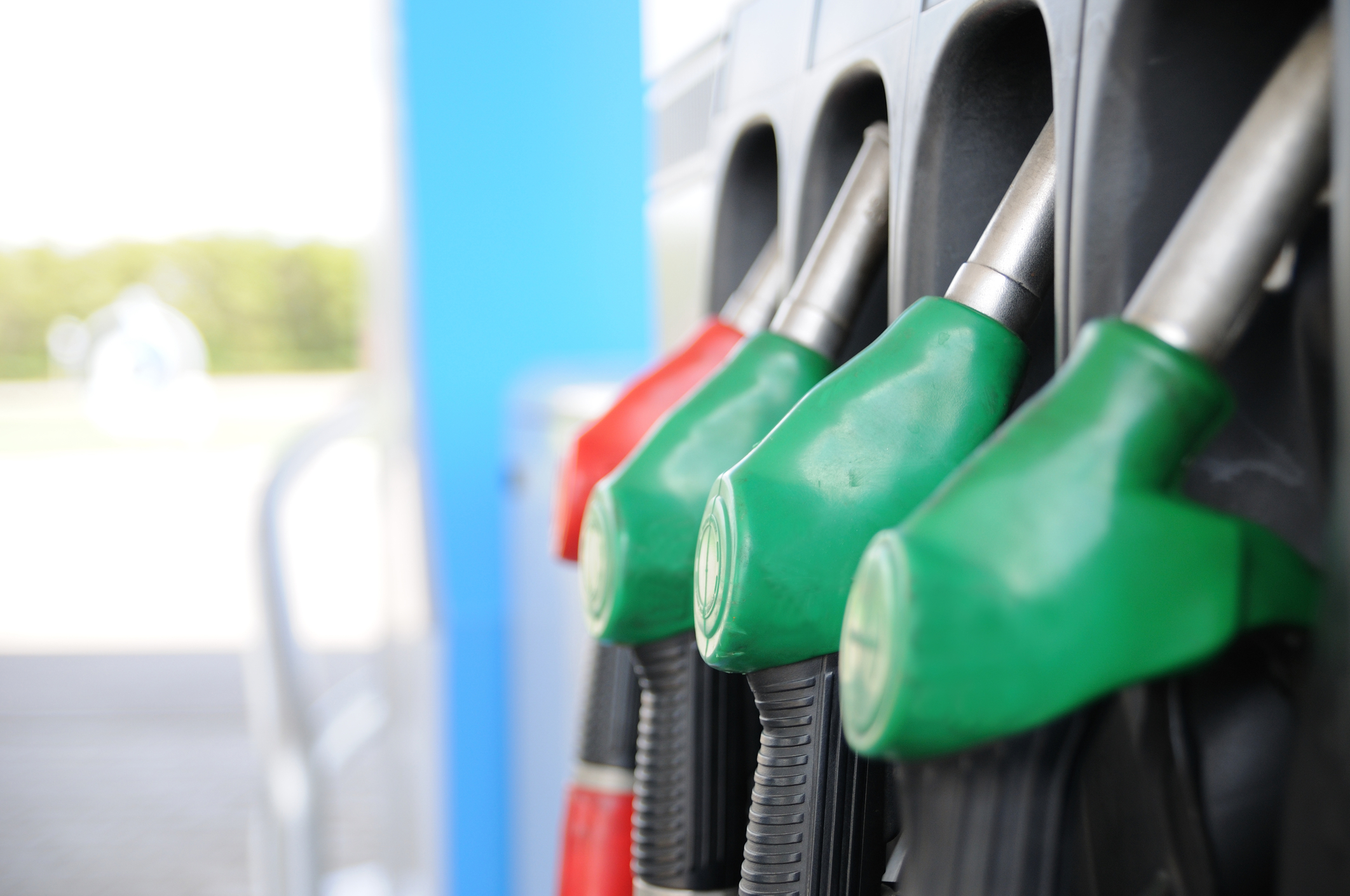 De ce se scumpesc carburanții în România, deși prețul petrolului scade. Explicația unui specialist