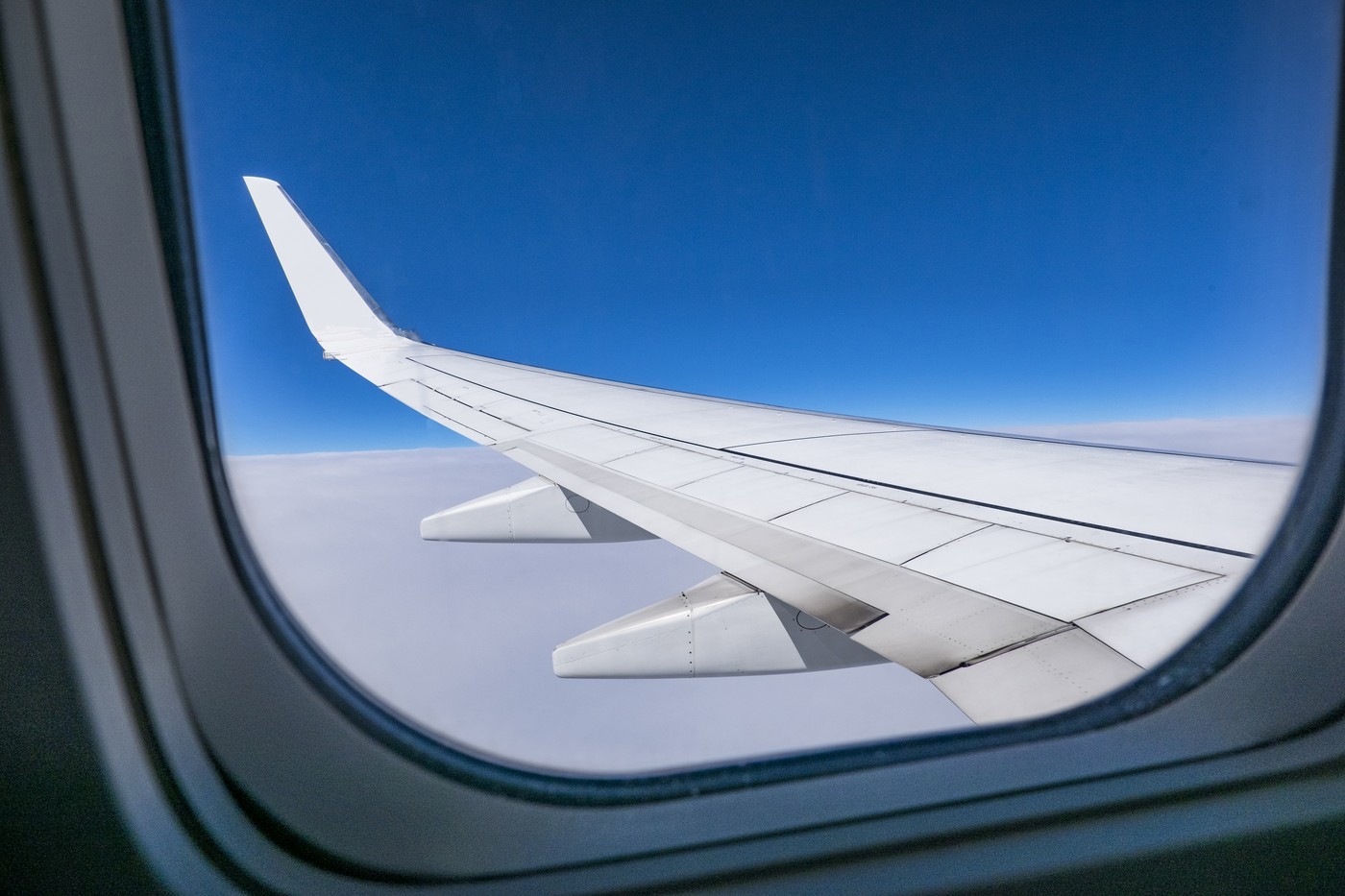 De ce tot mai mulți călători pun o minge de tenis în bagajul de avion. Trucul recomandat de experți