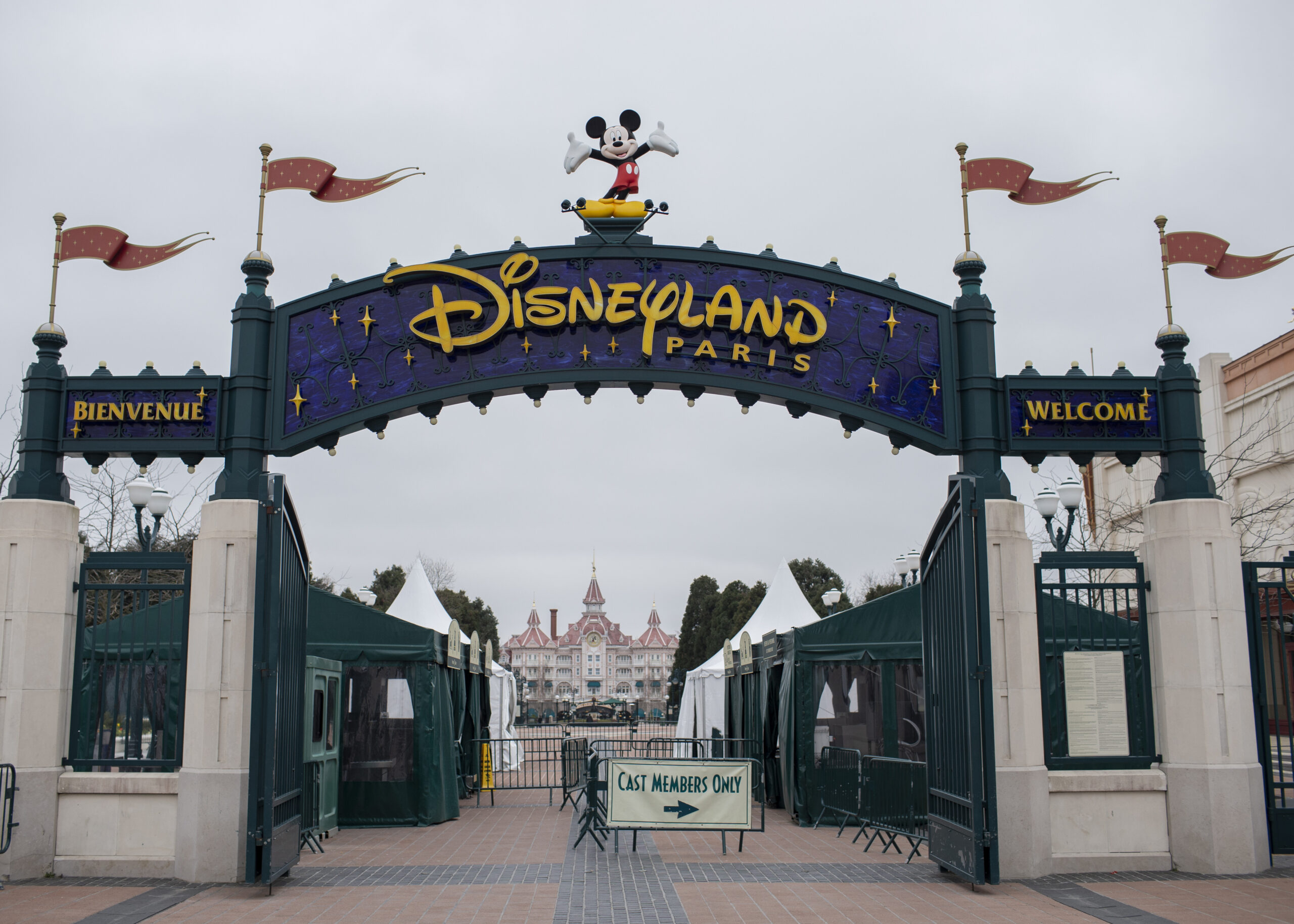 Disneyland Paris, pierderi de 4,2 miliarde de dolari după 34 de ani. Investiția totală: 6,8 miliarde