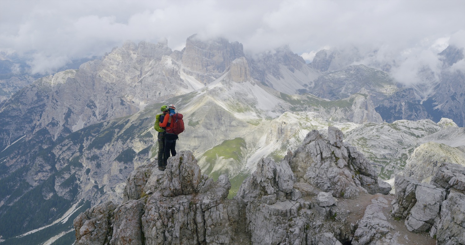Documentarul „Hoinari prin munți” spune povestea alpinistului Dinu Mititeanu, 87 de ani, și a soției sale