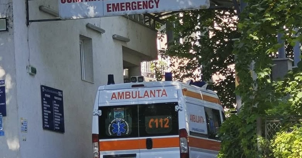 Doi elevi de 7 ani răniți de o bancă prăbușită în vestiarul școlii din Botoșani