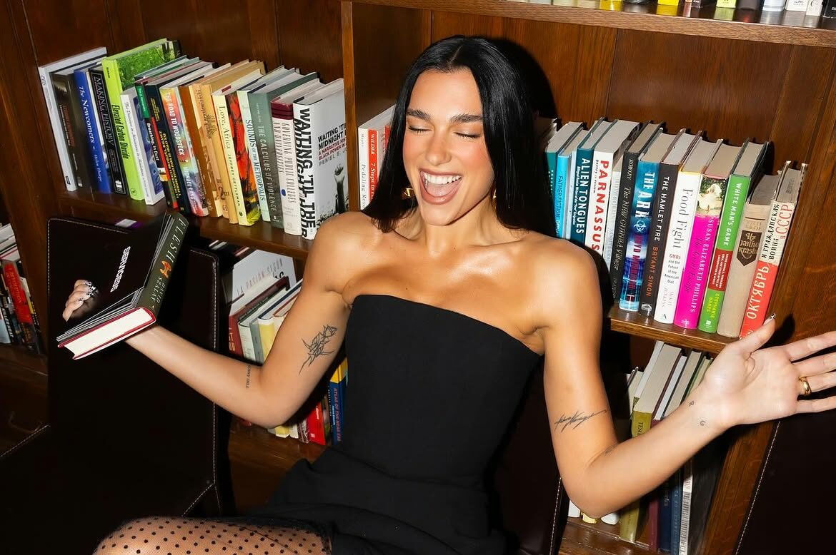 Dua Lipa deschide în Portugalia o bibliotecă dedicată cărților interzise și cenzurate