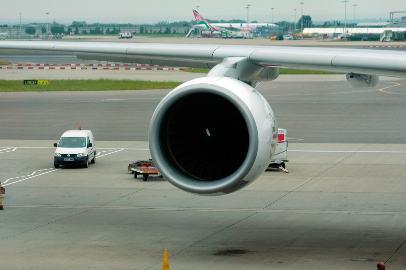 EASA verifică 16 avioane Airbus A380 pentru fisuri în structura aripilor, cinci aeronave nu mai zboară