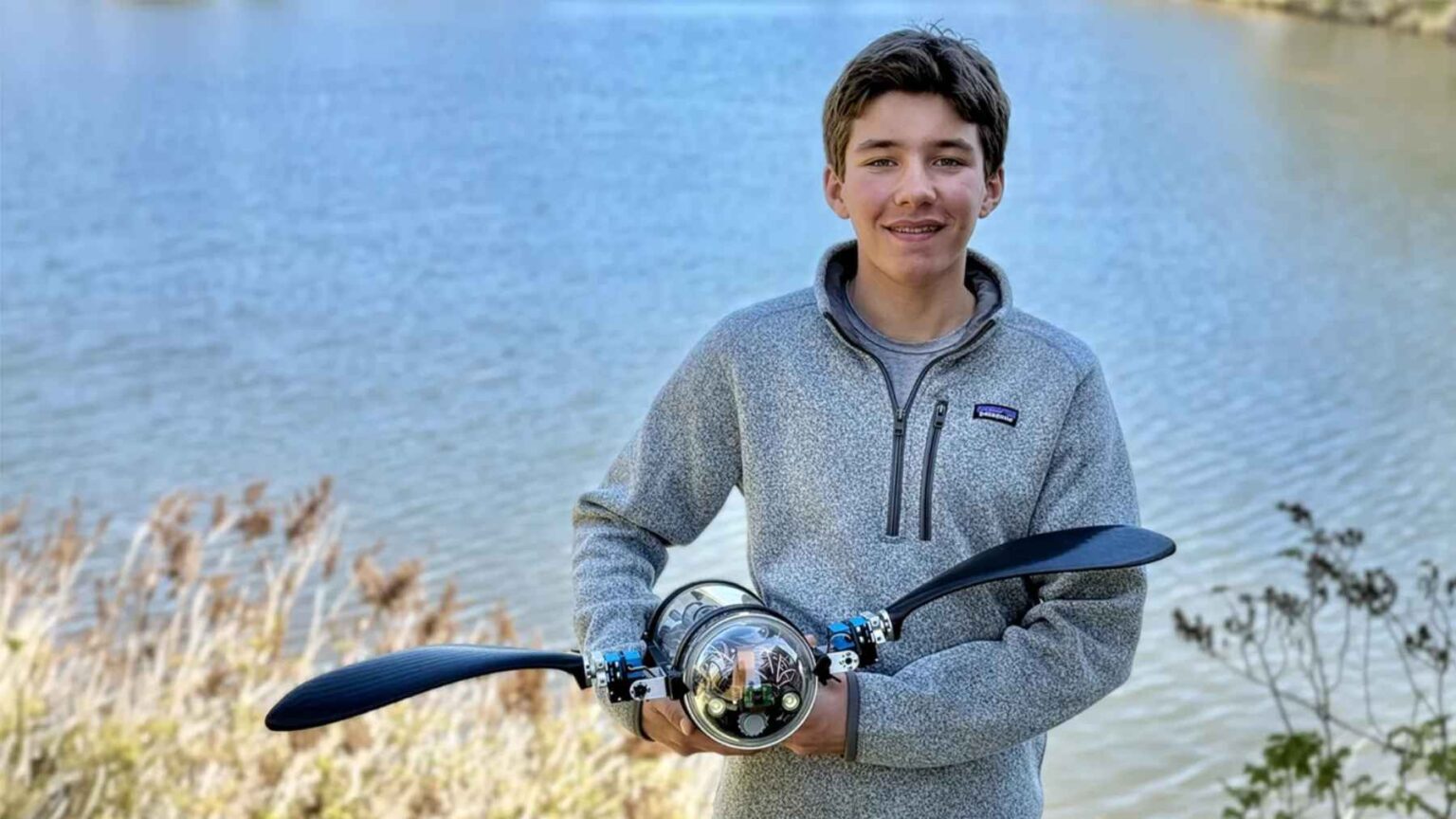 Elev canadian de 15 ani a creat o dronă subacvatică inspirată de țestoase, cu AI pentru detectarea poluării