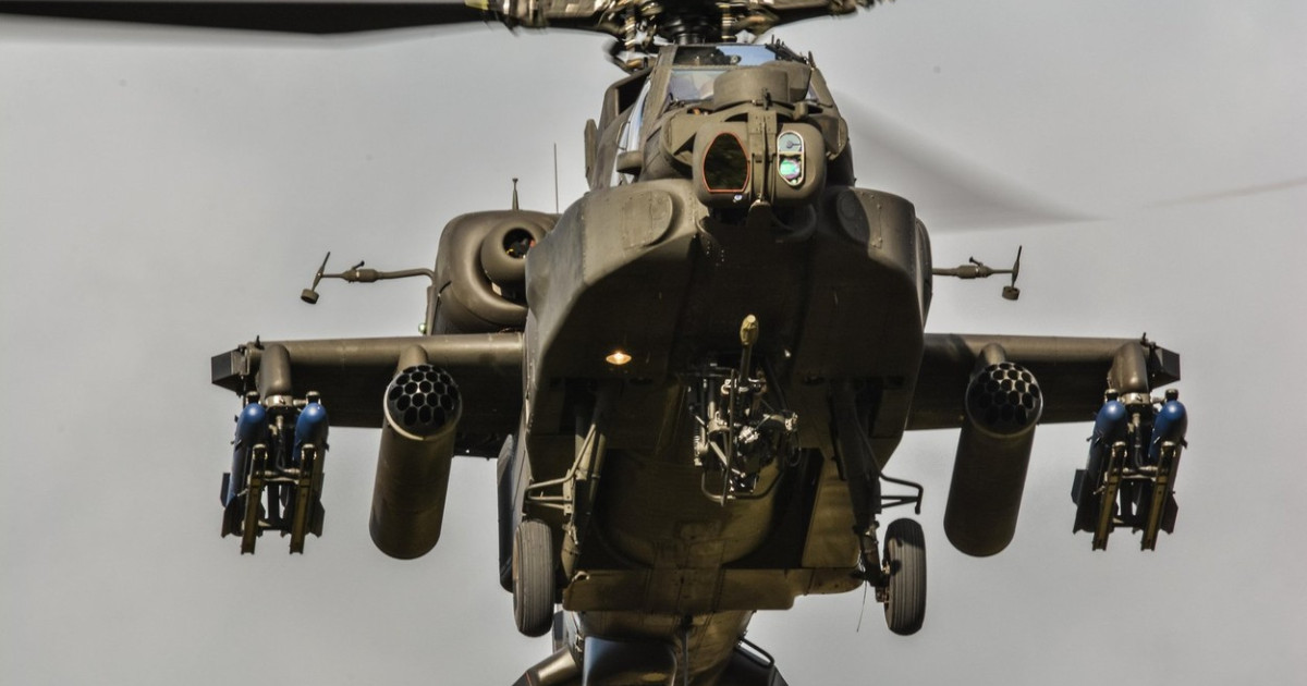 Elicopter Apache american prăbușit în Strâmtoarea Ormuz; piloții salvați, anunță Trump