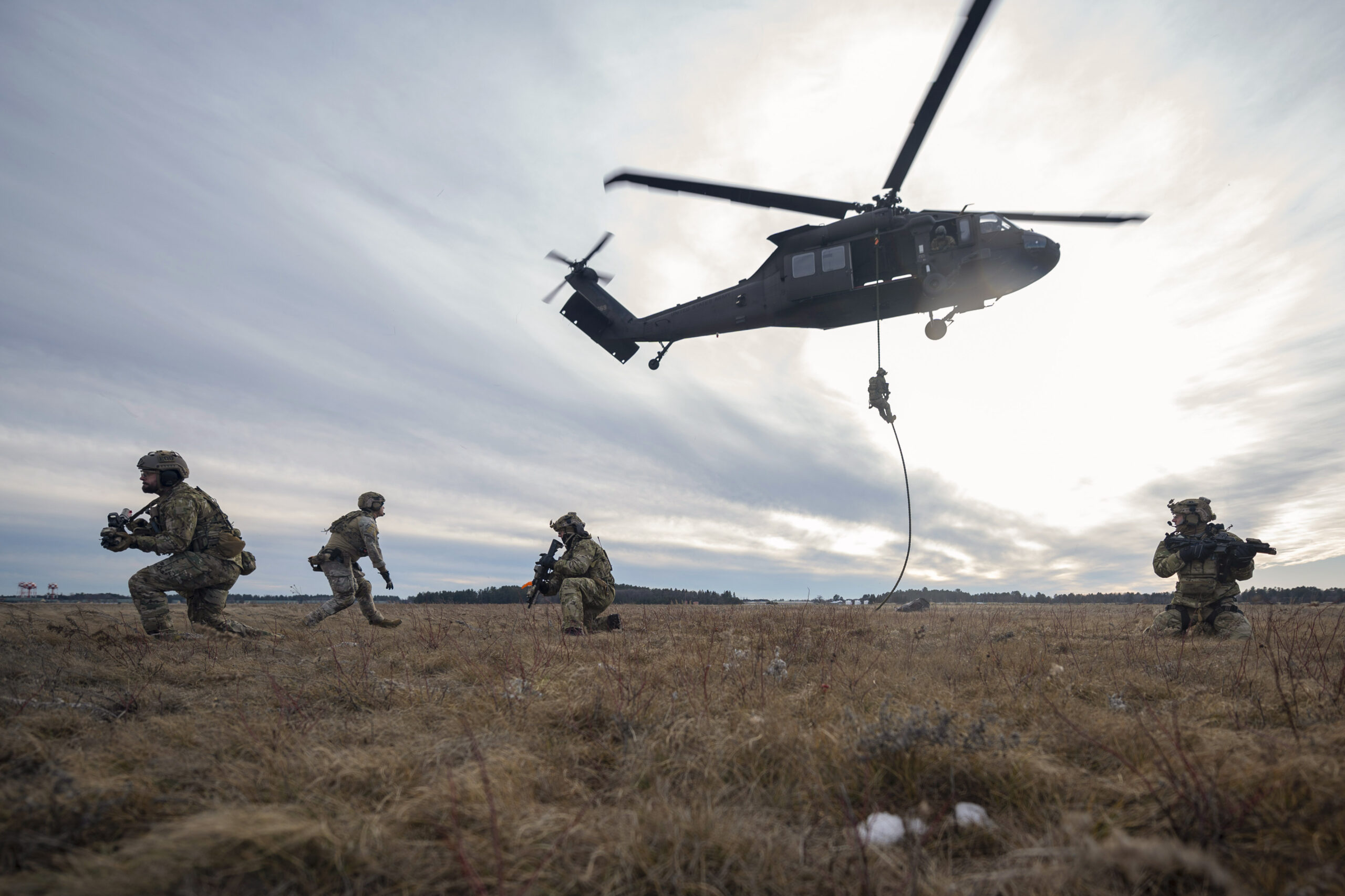 Elicoptere militare americane Black Hawk și Apache, relocate din Grecia în România