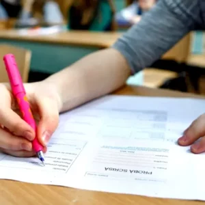 Evaluarea Națională 2026: Peste 148.000 de elevi susțin proba la Limba română
